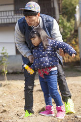 组图：《爸爸去哪儿》换爸 Angela开心跟张亮