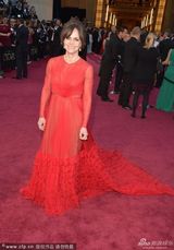 组图：最佳女配角候选人莎莉-菲尔德红纱裙大气