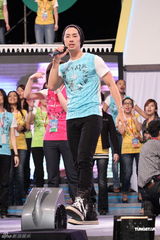 组图：萧亚轩昆凌等港台百位明星同台为公益开唱