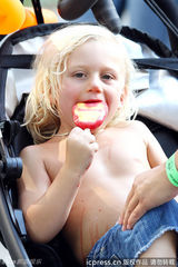 组图：史蒂芬妮携两潮仔游园 祖玛化身贪吃蜘蛛侠