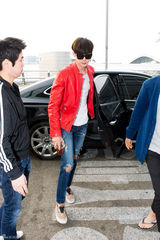 高清：韩星李钟硕赴港 破洞仔裤红夹克潮翻天