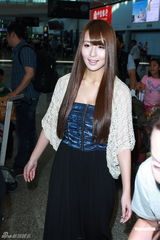 组图：Jessica希崎抵港 将拍《一路向西》抵港