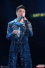 组图：张卫健鸡冠装表情搞怪 热吻巴两金