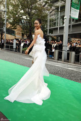 组图：江一燕芭蕾天使造型亮相东京电影节绿毯