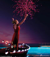 组图：乌玛-瑟曼东方魅力大片 红裙喜庆秀美腿