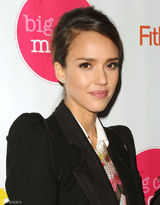 组图：杰西卡-阿尔芭印花上衣配柠檬裙甜美俏皮