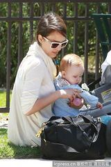 组图：杰西卡-阿尔芭全家野餐 女儿勾脖倒地表情囧