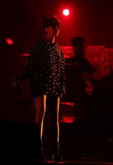 组图：许茹芸北京开唱 梁静茹梁咏琪助阵