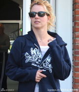 组图：布兰妮高调秀婚戒 与经纪人男友好事将近？