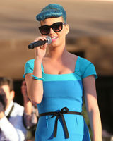 组图：凯蒂佩里蓝发爆乳似芭比 斗鸡眼表情鬼马