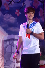 高清组图：罗志祥生日写小诗 邀歌迷制服party庆生