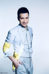 组图：何晟铭春意写真展儒雅绅士范儿