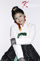 高清图：童星金有贞迎中秋拍韩服写真甜美可爱