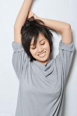 组图：闫妮早春写真尽展千面风采