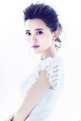 组图：阿兰清新妆容低胸性感写真曝光