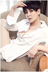 组图：祁艳拍性感写真 穿白衬衫妩媚动人