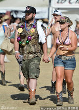 组图：加州音乐节比基尼辣妹抢眼 情侣激情热吻