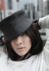 组图：吴岱凝随性写真曝光 轻熟女状态令人羡慕