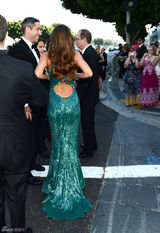 组图：《摩登家庭》索菲亚-维加拉亮片礼服美艳