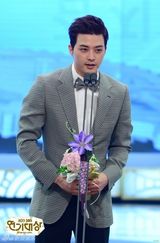 组图：李宝英捧SBS大奖 李敏镐得奖最多赢五冠