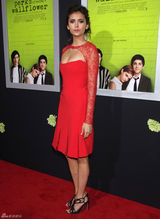 组图：妮娜-杜波夫性感红裙美艳亮相