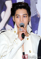 组图：EXO-K成员KAI迎接二十岁成人礼