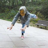 组图：八旬老太轻松一字马 举腿劈叉斗少女