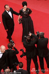 幻灯：《法外之徒》首映 谢丽尔侧面“露肉”秀身材