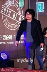 组图：金允锡吴妍秀出席《南方大作战》发布会