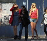 组图：抖奶超模阿普顿大庭广众提热裤不拘小节