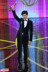 组图：陈柏霖获金钟奖视帝 吴奇隆为其颁奖