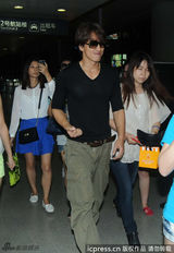 组图：言承旭休闲便装亮相 墨镜遮面笑对粉丝