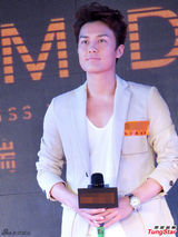 组图：吴克群亮相品牌活动 白色西装帅气抢镜