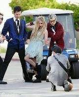 组图：艾薇儿拍MV露短腿 网袜性感烟熏装魅惑