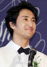 组图：申贤俊娶小12岁娇妻 玄彬张东健到场祝贺