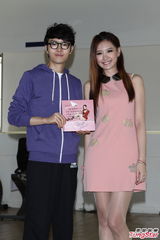 组图：方大同展现运动细胞 安心亚亲手喂汤补身