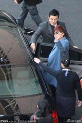 组图：李敏镐浅蓝大衣现身保镖护驾 戴黑超挥手