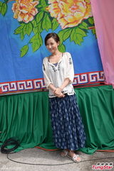 组图：刘心悠秀事业线开工 彭顺探班给执导意见