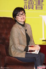 组图：林青霞短发眼镜办朗读会