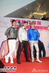 组图：JPM元旦赴港受惊吓 被女粉丝前后夹抱