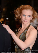 组图：妮可戛纳走红毯 长裙高贵大秀无瑕美背