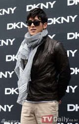 组图：少时Tiffany亮相时装展 宋茜高叉裙性感