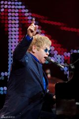 组图：埃尔顿-约翰上海开唱 唱尽50年经典