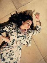 组图：黛米-洛瓦托清新写真 蕾丝透视眼神迷离