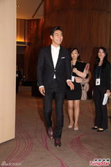 组图：崔始源自认无女友 以幽默化解尴尬