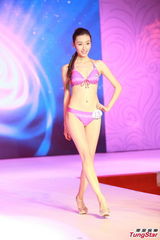 组图：亚姐大中华赛区泳衣秀 爆乳美腿一览无余