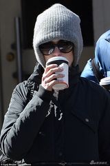 组图：安妮-海瑟薇与老公咖啡馆激吻羡煞旁人