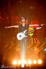 组图：李宇春深圳开唱High翻全场