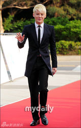 组图：金俊秀玉珠贤等亮相音乐剧颁奖礼地毯