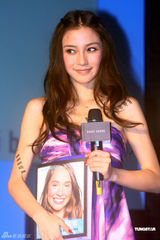 组图：黄晓明女友化身性感女神 长裙显窈窕身姿